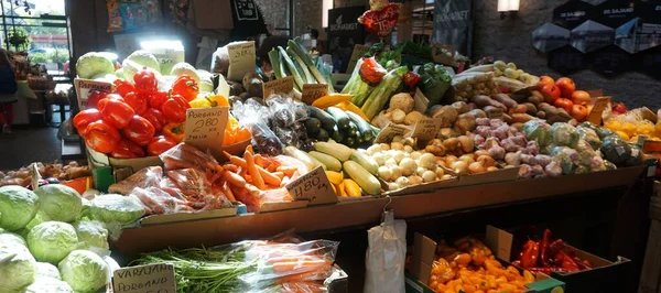 エストニアのタリンフルーツ市場における果物や野菜 — ストック写真