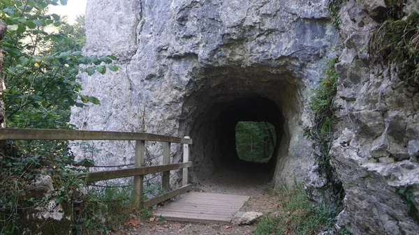 アラル山脈の岩に発掘されたトンネル — ストック写真