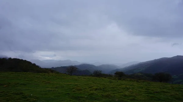 冬の日にバスク地方のエルニオ山の田園風景 — ストック写真