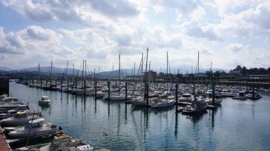 Hondarribia, Guipzcoa, Bask Bölgesi, 10 Ekim 2021: Sonbahar günü Hondarribia marinasında tekneler