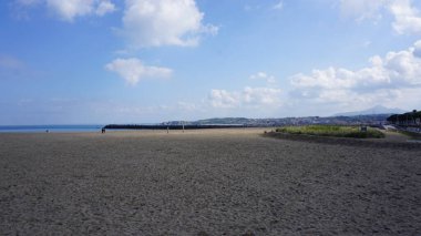 Hondarribia, Guipzcoa, Bask Ülkesi, 10 Ekim 2021: Güneşli bir sonbahar gününde Hondarribia Sahili.