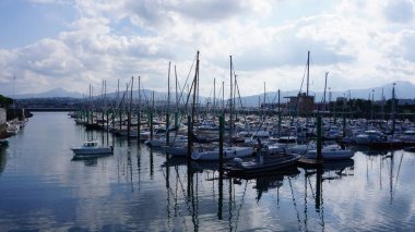 Hondarribia, Guipzcoa, Bask Bölgesi, 10 Ekim 2021: Sonbahar günü Hondarribia marinasında tekneler