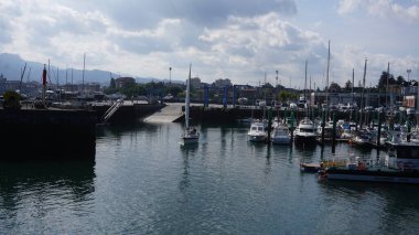 Hondarribia, Guipzcoa, Bask Bölgesi, 10 Ekim 2021: Sonbahar günü Hondarribia marinasında tekneler