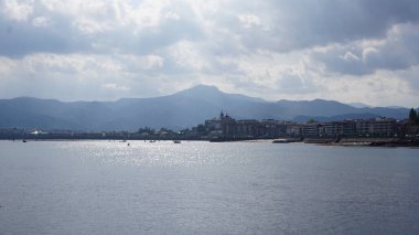 Hondarribia, Guipzcoa, Bask Ülkesi, 10 Ekim 2021: Gezinti güvertesinden Hondarribia manzarası