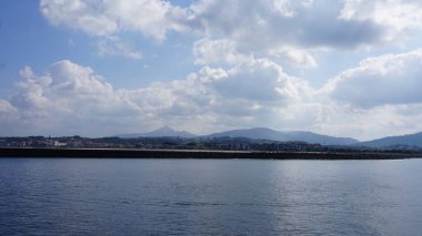 Hondarribia, Guipzcoa, Bask Ülkesi, 10 Ekim 2021: Gezinti güvertesinden Hondarribia manzarası