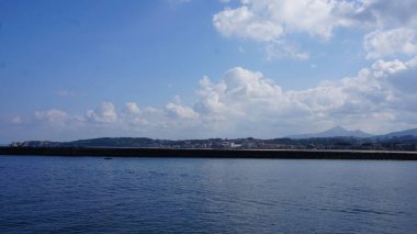 Hondarribia, Guipzcoa, Bask Ülkesi, 10 Ekim 2021: Gezinti güvertesinden Hondarribia manzarası
