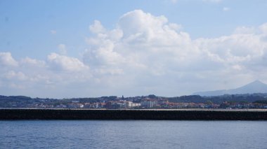 Hondarribia, Guipzcoa, Bask Ülkesi, 10 Ekim 2021: Gezinti güvertesinden Hondarribia manzarası