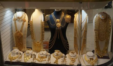 Dubai, Birleşik Arap Emirlikleri, 20 Ekim 2021: Dubai altın pazarındaki kuyumcu