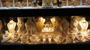 Dubai, Birleşik Arap Emirlikleri, 20 Ekim 2021: Pazar 'daki Dubai Altın Pazarı' ndaki altın ve kuyumcular