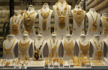 Dubai, Birleşik Arap Emirlikleri, 20 Ekim 2021: Pazar 'daki Dubai Altın Pazarı' ndaki altın ve kuyumcular