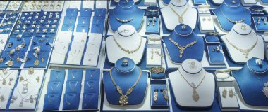 Dubai, Birleşik Arap Emirlikleri, 20 Ekim 2021: Pazar 'daki Dubai Altın Pazarı' ndaki altın ve kuyumcular