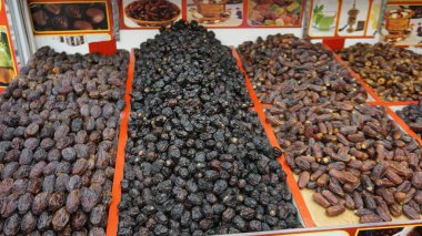 Dubai, Birleşik Arap Emirlikleri, 20 Ekim 2021: Dubai pazarındaki baharat dükkanları, Olgun Pazar