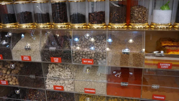 Dubai, Birleşik Arap Emirlikleri, 20 Ekim 2021: Dubai pazarındaki baharat dükkanları, Olgun Pazar