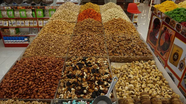 Dubai, Birleşik Arap Emirlikleri, 20 Ekim 2021: Dubai pazarındaki baharat dükkanları, Olgun Pazar