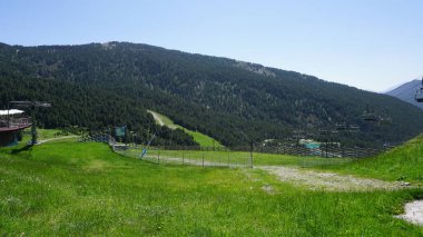 Andorra 'daki Canillo dağlarının doğa manzarası güneşli bir yaz öğleden sonrası