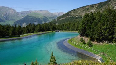 Andorra 'daki Canillo dağlarının doğa manzarası güneşli bir yaz öğleden sonrası