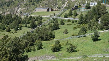 Andorra 'daki Canillo dağlarının doğa manzarası güneşli bir yaz öğleden sonrası