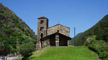 Canillo, Andorra 'da bir tepede taş inziva yeri.