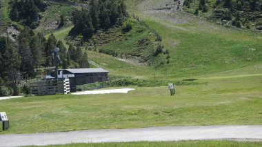 Soldeu, Andorra, 25 Haziran 2023: Andorra 'daki Soldeu golf sahasının manzarası