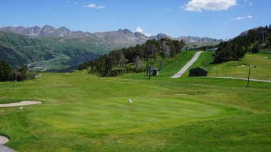 Soldeu, Andorra, 25 Haziran 2023: Andorra 'daki Soldeu golf sahasının manzarası