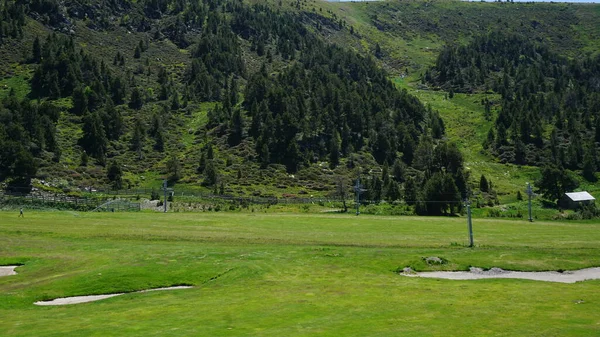 2023年6月25日 安道尔Soldeu 安道尔Soldeu高尔夫球场的景观 — 图库照片