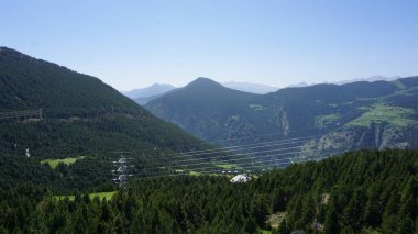 Andorra Dağları Canillo 'da güneşli bir yaz öğleden sonrası manzarası