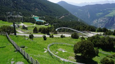 Andorra Dağları Canillo 'da güneşli bir yaz öğleden sonrası manzarası