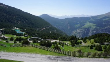 Andorra Dağları Canillo 'da güneşli bir yaz öğleden sonrası manzarası