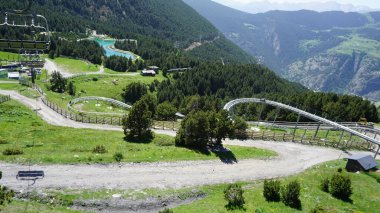 Andorra Dağları Canillo 'da güneşli bir yaz öğleden sonrası manzarası
