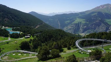 Andorra Dağları Canillo 'da güneşli bir yaz öğleden sonrası manzarası