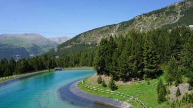 Andorra Dağları Canillo 'da güneşli bir yaz öğleden sonrası manzarası