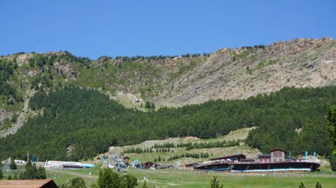 Andorra Dağları Canillo 'da güneşli bir yaz öğleden sonrası manzarası