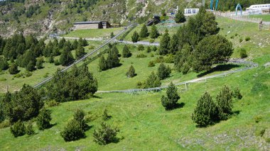 Andorra Dağları Canillo 'da güneşli bir yaz öğleden sonrası manzarası
