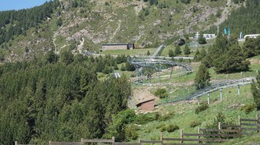 Andorra Dağları Canillo 'da güneşli bir yaz öğleden sonrası manzarası