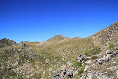 Ordino Arcalis 'teki Andorran dağ manzarası Tristaina güneş çardağının yanında.