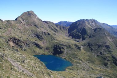 Ordino Arcalis 'teki Andorran dağ manzarası Tristaina güneş çardağının yanında.