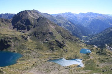 Ordino Arcalis 'teki Andorran dağ manzarası Tristaina güneş çardağının yanında.