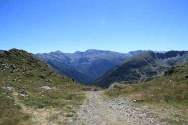 Ordino Arcalis 'teki Andorran dağ manzarası Tristaina güneş çardağının yanında.