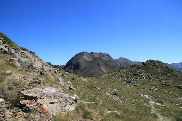 Ordino Arcalis 'teki Andorran dağ manzarası Tristaina güneş çardağının yanında.