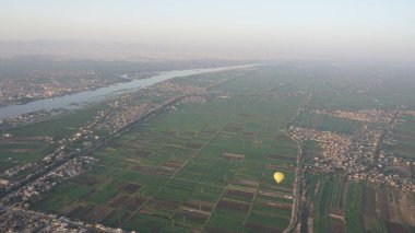 Luxor, Mısır, Afrika 'daki Nil nehrinin kıyısındaki şeker kamışı tarlalarının havadan görünüşü