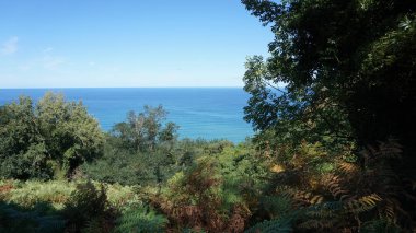 Bask ülkesinde Zumaia ve Deba arasındaki GR121 rotasındaki kırsal ve dağ manzarası