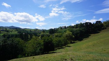 Bask ülkesinde Zumaia ve Deba arasındaki GR121 rotasındaki kırsal ve dağ manzarası