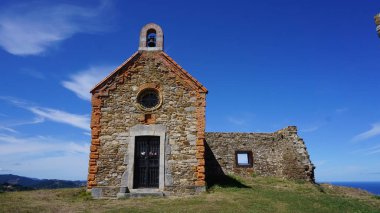 Bask ülkesinde Zumaia ve Deba arasındaki GR121 rotasındaki kırsal ve dağ manzarası