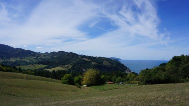 Bask ülkesinde Zumaia ve Deba arasındaki GR121 rotasındaki kırsal ve dağ manzarası