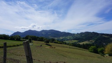Bask ülkesinde Zumaia ve Deba arasındaki GR121 rotasındaki kırsal ve dağ manzarası