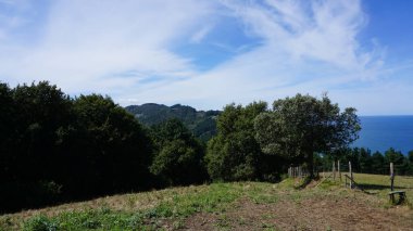 Bask ülkesinde Zumaia ve Deba arasındaki GR121 rotasındaki kırsal ve dağ manzarası