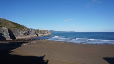 Bask ülkesinde Zumaia ve Deba arasındaki GR121 rotasındaki kırsal ve dağ manzarası