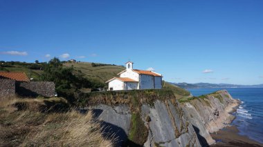 Bask ülkesinde Zumaia ve Deba arasındaki GR121 rotasındaki kırsal ve dağ manzarası