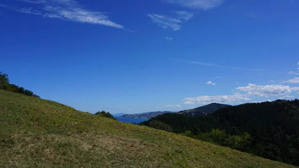バスク地方のズミアとデバの間のGr121ルート上の農村と山の風景 — ストック写真