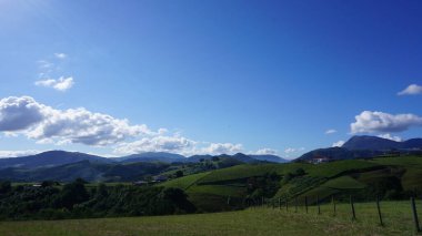 Bask Ülkesi 'nde Zumaia' dan Deba 'ya giden GR121 rotasında kırsal alan ve doğa
